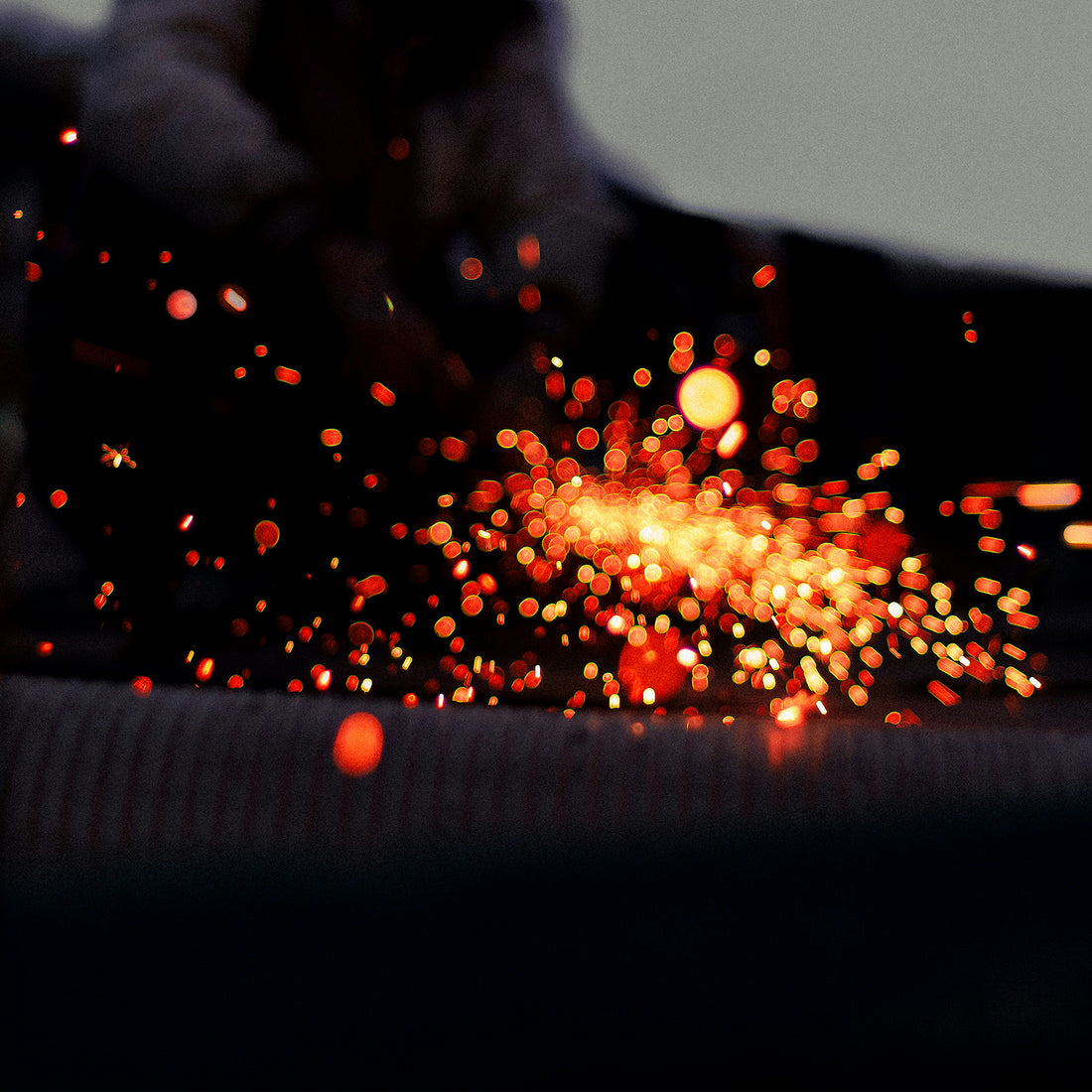 Molino de ángulo en el trabajo para cortar discos